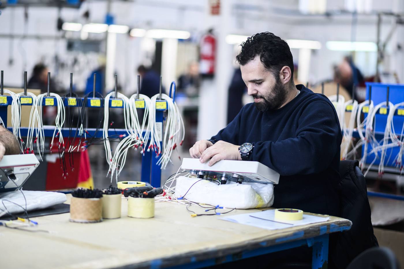 Profesional de Oliver montando un cableado