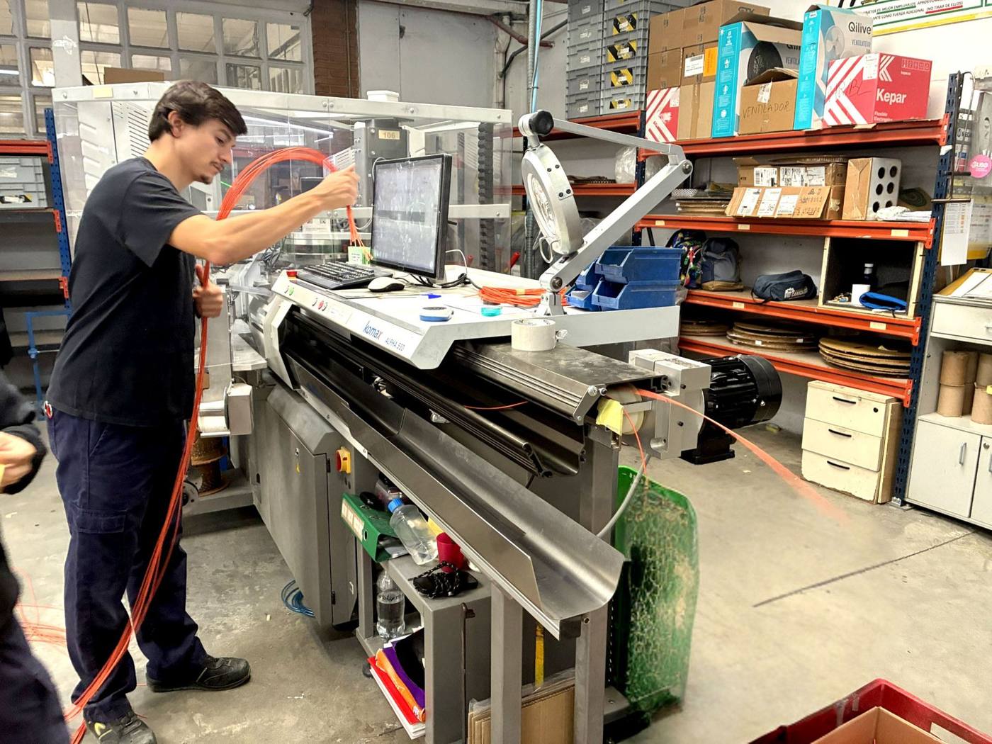 Profesional de Oliver trabajando en una máquina de corte y pelado de cable